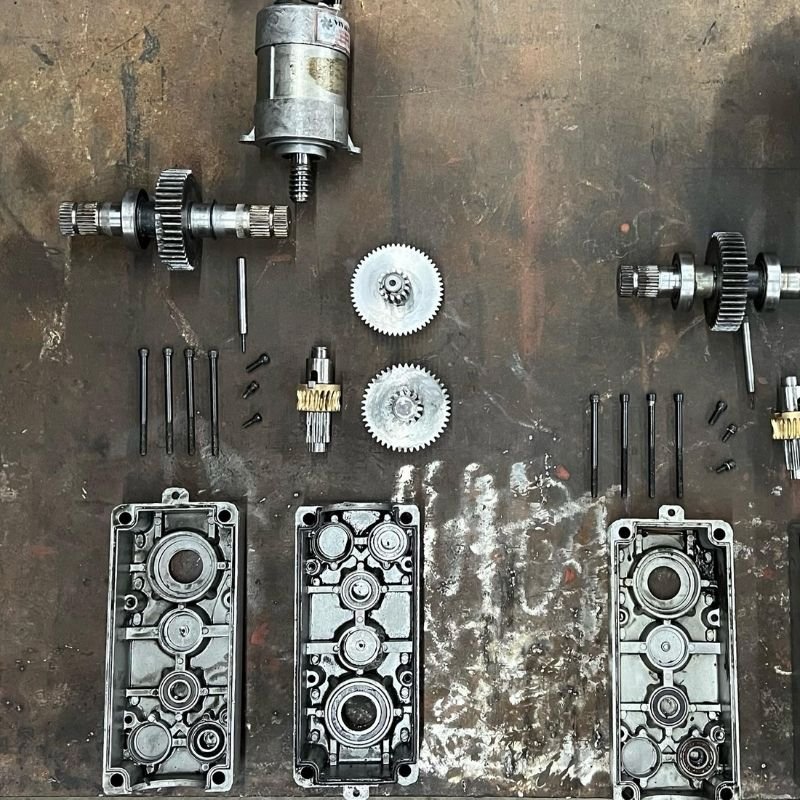 Desarme y reparación de motores en portón levadizo. Reemplazo de engranajes, juntas, rodamientos y aplicación de grasa en dos motores para optimizar su rendimiento. Trabajo realizado por HERREELEC.